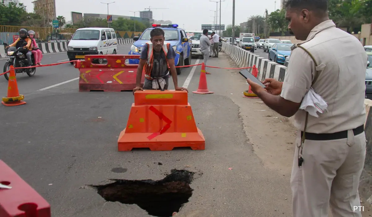 Gurugram Sohna Flyover: गुरुग्राम-सोहना फ्लाईओवर में 8 मीटर डूब गया, पहले ही जगह पर 8 महीने बाद फिर बना गड्ढा