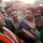 Sirsa: किसानों ने BJP उम्मीदवारों Ranjit Singh और Ashok Tanwar से सवाल पूछने आए, जब वे मिलने नहीं आए तो प्रदर्शन किया