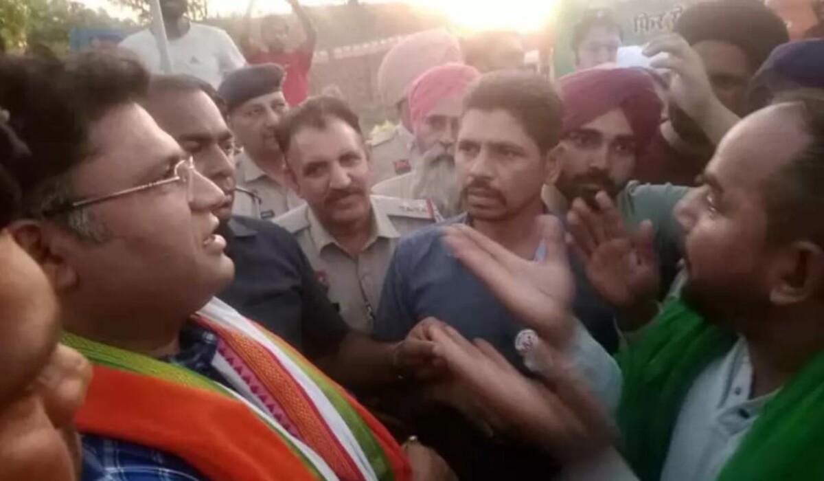 Sirsa: किसानों ने BJP उम्मीदवारों Ranjit Singh और Ashok Tanwar से सवाल पूछने आए, जब वे मिलने नहीं आए तो प्रदर्शन किया