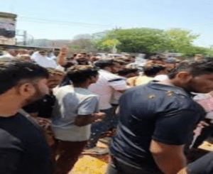 Hisar: BJP उम्मीदवार Ranjit Singh से सवाल पूछने जा रहे किसानों को किया गिरफ्तार, बसों में जबरदस्ती बैठाया