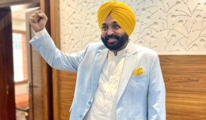 Chandigarh: मॉडल कोड ऑफ कंडक्ट लागू होने के बावजूद, Mann सरकार की विज्ञापन फिल्म हॉल में दिखाई गई, मामला दर्ज