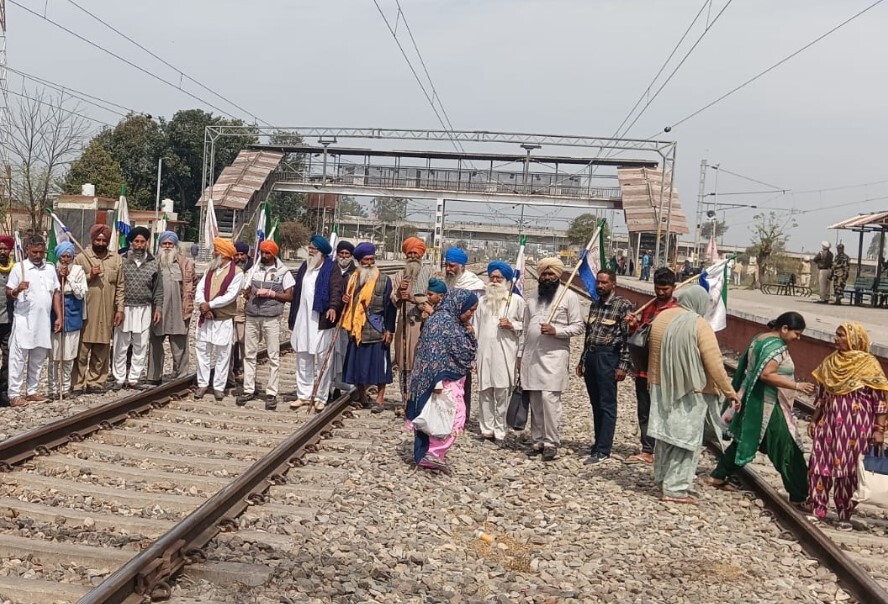 किसानों की रेल रोको आंदोलन: हजारों लोग Punjab के शम्भू स्टेशन पहुंचे, Ambala-Ludhiana Railway Section पर रेल रोको आंदोलन का आया आगाज