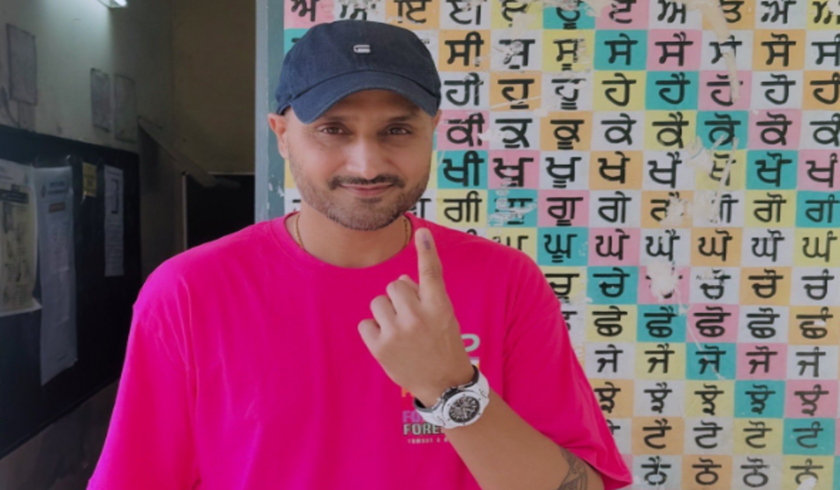 "Harbhajan Singh ने कहा कि उनकी उम्मीद है कि आम आदमी पार्टी पंजाब में सफाई के साथ जीत हासिल करेगी, अंतिम निर्णय जनता पर होगा।"