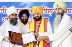 हरियाणा के मुख्यमंत्री ने श्री गुरुद्वारा चिल्ला साहिब प्रबंधन कमेटी को सौंपी 77 कनाल 7 मरला भूमि की रजिस्ट्री