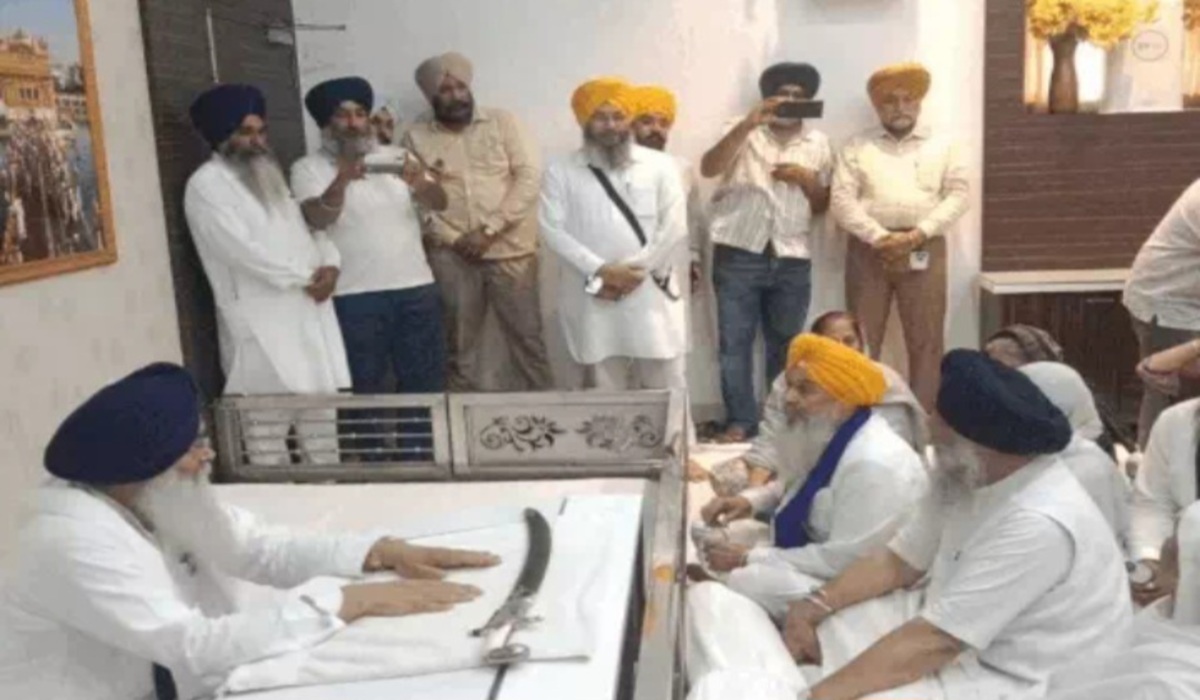 Shiromani Akali Dal के विद्रोही नेताओं ने श्री अकाल तक्त में माफी मांगी, सुखबीर बादल को जिम्मेदार ठहराया