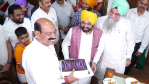 जालंधर उप-चुनाव जीतने वाले मोहिंदर भगत ने ली विधायक पद की शपथ