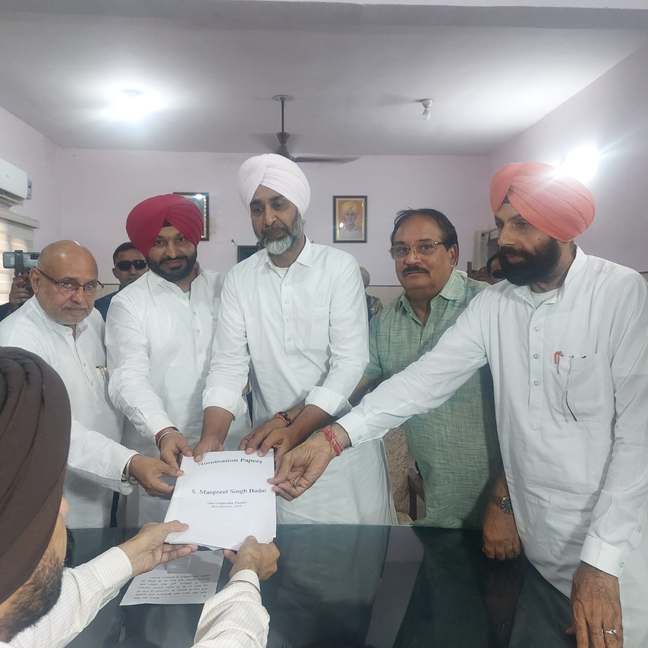 Manpreet Badal ने दाखिल किया नामांकन, Ravneet Bittu भी दिखे साथ