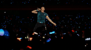 मुंबई लोकल में ColdPlay का जादू: फैंस का वायरल वीडियो बना चर्चा का केंद्र!