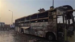 लखनऊ का दिल दहला देने वाला हादसा: कुछ ही मिनटों में जलकर राख हो गई बस, 5 की मौ*त, ड्राइवर फरार!