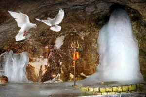 अमरनाथ गुफा की रहस्यमयी कथा: जहां भगवान शिव ने सुनाई थी अमर कथा, और आज भी होते हैं कबूतर रूप में दर्शन!