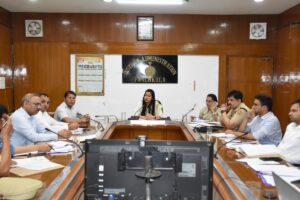 उपायुक्त मोनिका गुप्ता ने की जिला सड़क सुरक्षा समिति बैठक की अध्यक्षता, ट्रैफिक उल्लंघन पर सख्ती के निर्देश!