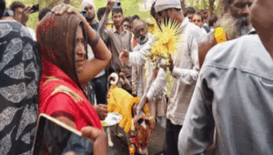 यूपी में ‘डॉगी दूल्हा’ की धूमधाम से शादी! 700 मेहमान, सेहरा, फेरे और विदाई… पूरा गांव बना बाराती!