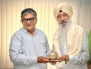 आध्यात्मिक संगीत की ऊँचाइयों को छूने वाले पद्मश्री भाई हरजिंदर सिंह जी को पंजाब राजभवन में किया गया सम्मानित!