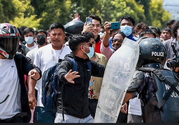 नेपाल: PM ओली ने दिया इस्तीफा,MEA ने भारतीयों के लिए जारी किया अलर्ट
