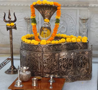 जानिए सोमवार को शिवलिंग की पूजा कैसे करें..