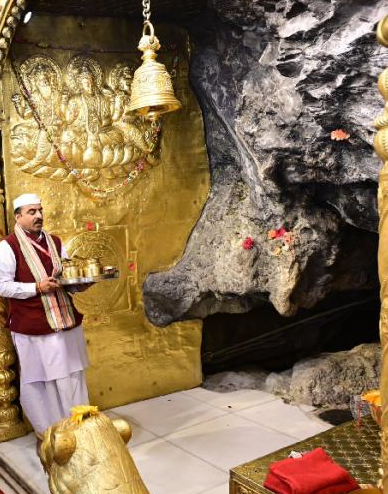 माता वैष्णो देवी की प्राकृतिक गुफा श्रद्धालुओं के लिए खुली !