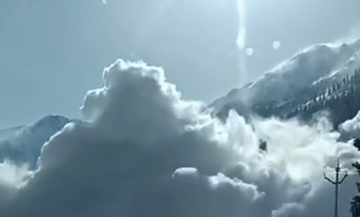 J & K सोनमर्ग के गांदरबल में एवलांच..सफेद चादर से ढ़की ईमारतें