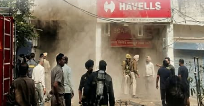 चंडीगढ़ में भीषण आ/ग, इलेक्ट्रॉनिक शोरूम धू-धू कर जला