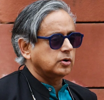 चुनावी माहौल में हिं/सा..शशि थरूर के काफिले पर ह/म/ला!