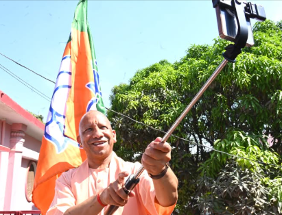 “झंडा, सेल्फी और संकल्प, CM योगी का स्थापना दिवस स्टाइल हुआ वायरल