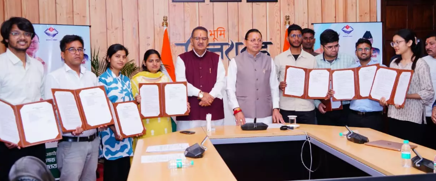 CM धामी ने 12 अभ्यर्थियों को नियुक्ति पत्र सौंपे