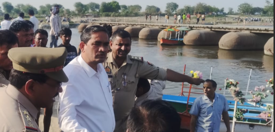 वृंदावन में बड़ा हादसा..पर्यटकों से भऱी स्टीमर यमुना नदी में पलटी