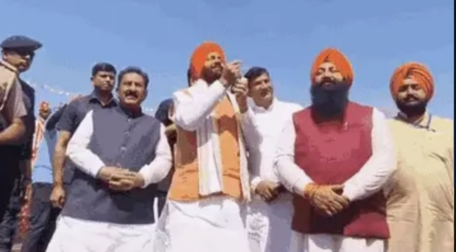 CM सैनी ने बैसाखी महोत्सव का किया शुभारंभ..6 फीट की पतंग उड़ाई