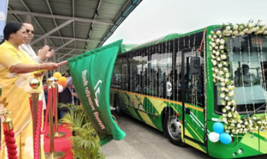 CM रेखा गुप्ता ने 200 EV बसों को दिखाई हरी झंडी