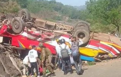 जम्मू में तेज रफ्तार बस 100 फिट गहरी खाई में गिरी..16 लोगो की मौ/त