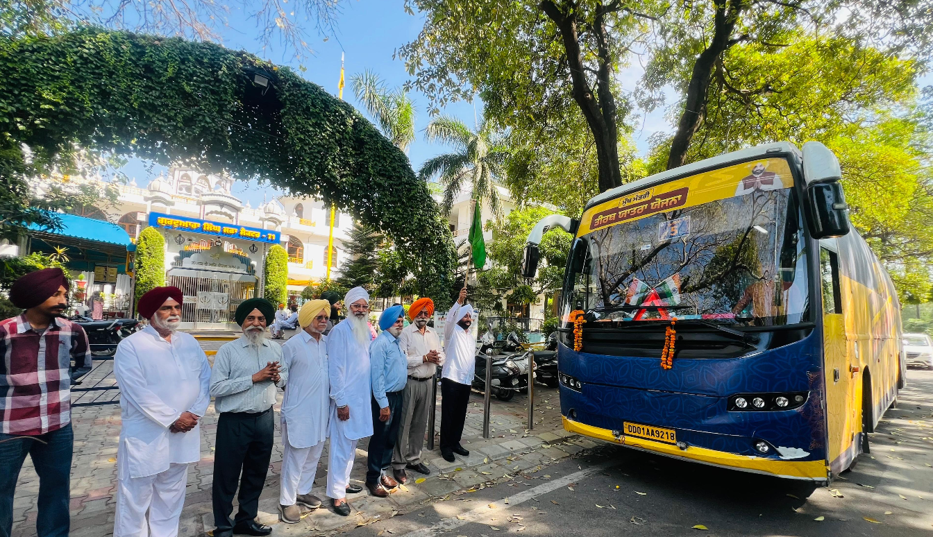 MLA कुलवंत सिंह ने मुख्यमंत्री तीर्थ यात्रा स्कीम के तहत बसों को हरी झंडी दिखाई