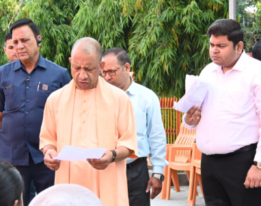 CM योगी ने गोरखपुर में सुनीं 200 फरियादियों की समस्याएं