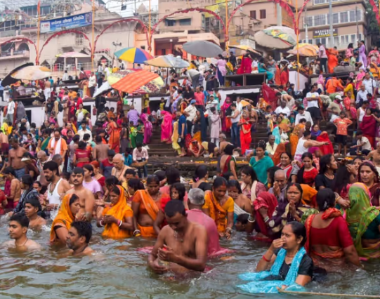 गंगा दशहरा की धूम..अस्सी घाट पर मां गंगा पर चढ़ाई गई 5100 साड़ियों की चुनरी