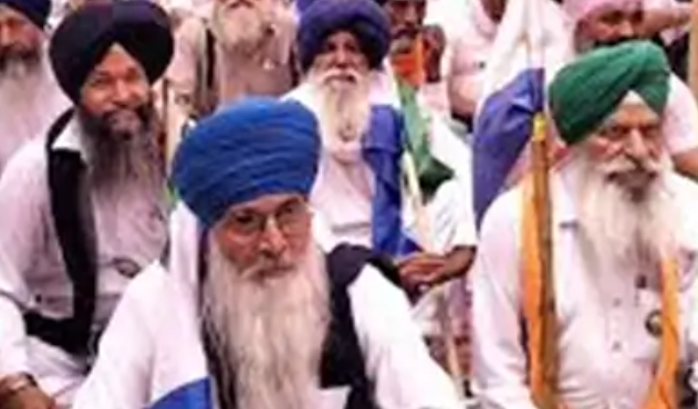 भीषण गर्मी में बिजली सं/कट..किसानों का पावरकॉम दफ्तर पर प्रदर्शन