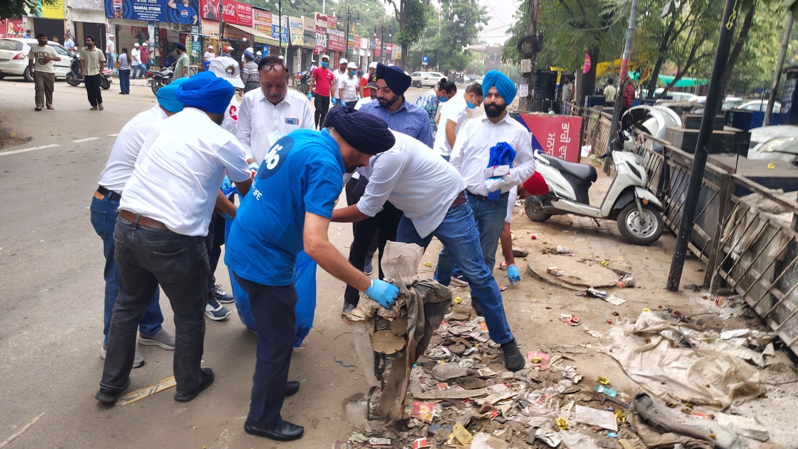 Jio कर्मचारियों ने 40 जगहों पर चलाया सफाई अभियान