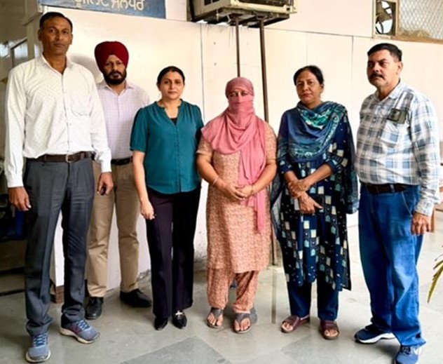 पासपोर्ट एजेंट 20 हजार की रि/श्वत लेते गि/र/फ्तार
